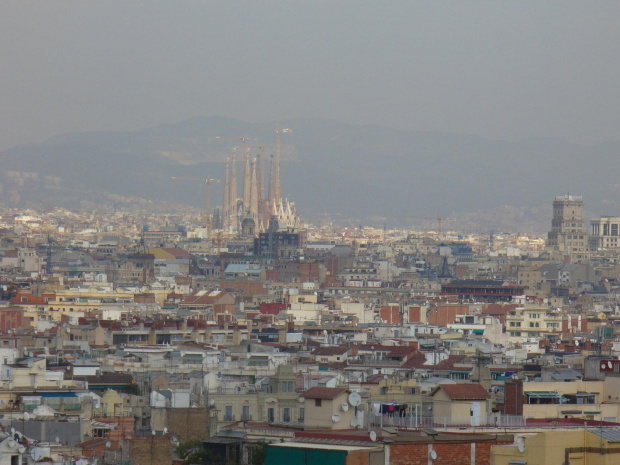 Sagrada Familia w oddali