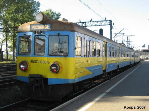14.10.2007 (Krzyż) EN57-1060 z pociągiem osobowym do Poznania Gł