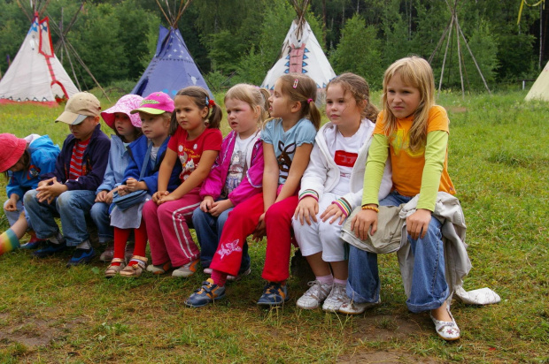 Pożegnanie z indianami i zdjęcia grupowe.