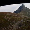 Rohacz Ostry, a przy tym mokry i smutny; z Jamnickiej Przełęczy wcale nie wygląda tak okazale... #góry #Rohacz #Ostry #mountain #Tatry