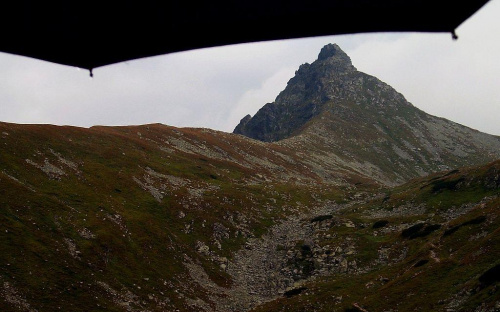 Rohacz Ostry, a przy tym mokry i smutny; z Jamnickiej Przełęczy wcale nie wygląda tak okazale... #góry #Rohacz #Ostry #mountain #Tatry