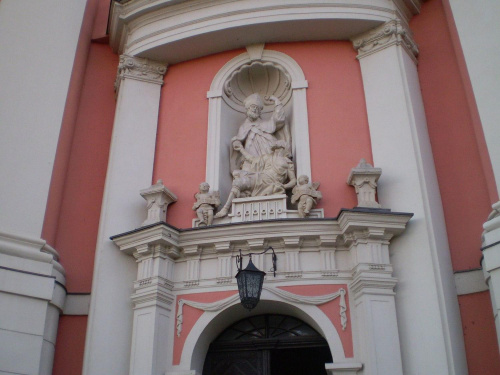 9.Figura św. Marcina biskupa nad portalem kościoła .