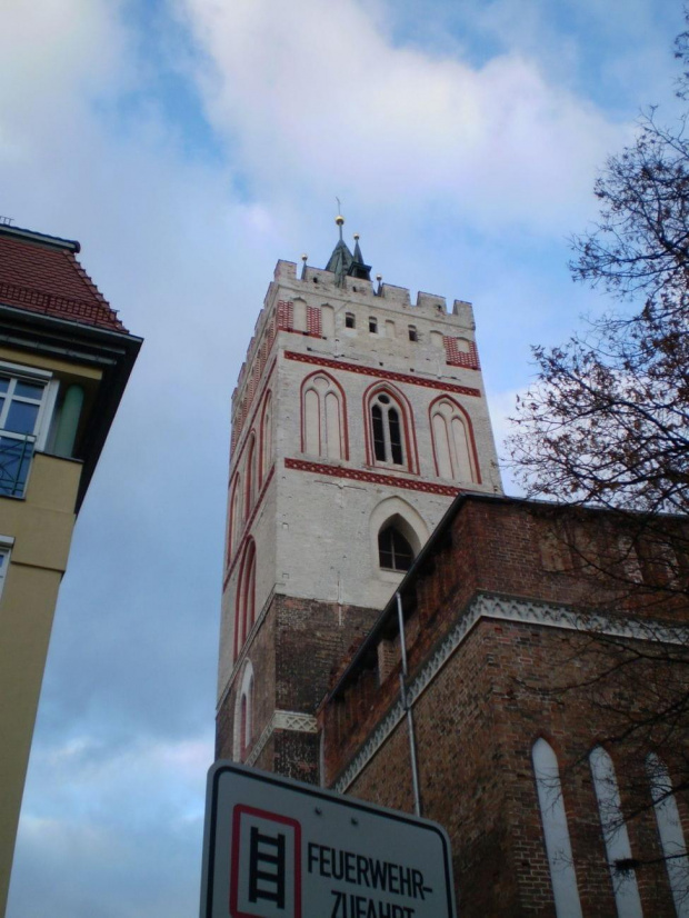 95. Frankfurcki kościół Najświętszej Marii Panny jest największym kościołem halowym północnozachodniej gotyki w Niemczech. Został zbudowany w latach 1253-1524, mierzy 87 metrów długości oraz 43 metrów szerokości. Po dobudowaniu dachu nad chórem, kośció...