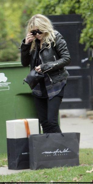 Ashley leaving her house-paparazzi grudzień 2007