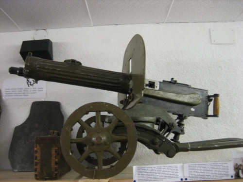 amerykański karabin maszynowy mod. Maxim 1910 kal. 6,5 mm - waga ok. 40 kg, (z zapasem amunicji, wody i smaru), 400 strzałów na minutę #Dolomity #góry #muzeum #Alpy #militaria