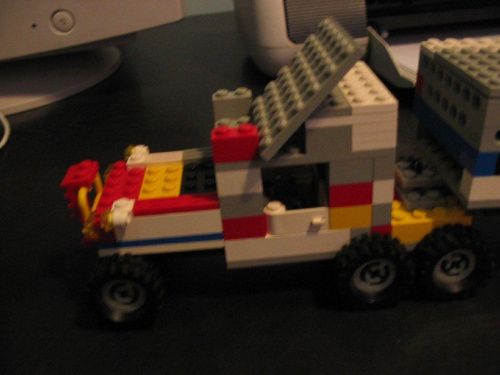 Modelik MACK'a z CONVOY'u z klocków LEGO