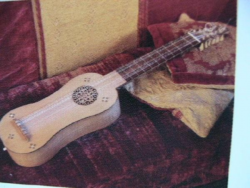 Reprodukcja gitary pochodzącej z XVI wieku.