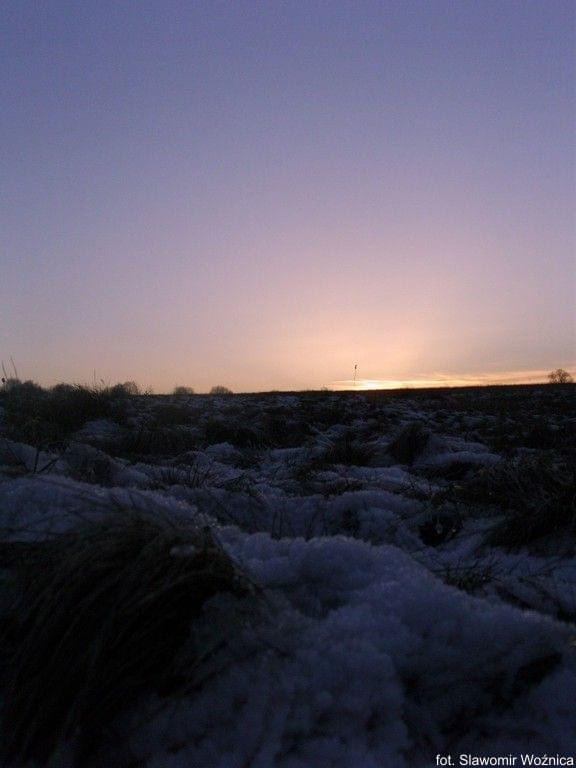 #łąka #niebo #śnieg #trawa #ZachódSłońca