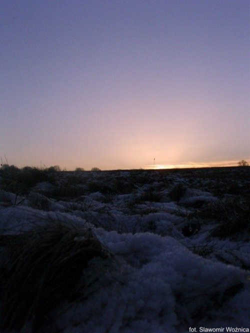 #łąka #niebo #śnieg #trawa #ZachódSłońca