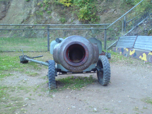 Stara, powojenna broń we Włodarzu. #broń #niemcy #włodarz #kompleks #podziemia #skały #góry #sowie #dolny #śląsk #ciekawe #miejsca
