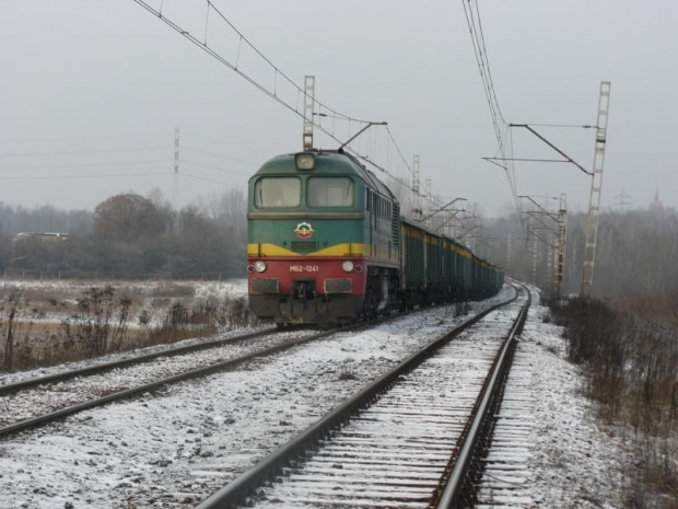 M62-1241 oczekuje na semafor wjazdowy na stację Ruda Kochłowice.
(Szlak Bielszowice - Kochłowice)