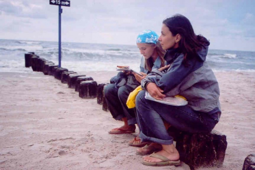 Nad morzem z mamą. 2 lata temu :) Z gazetą Kawaii w ręce i pochłonięta lekturą