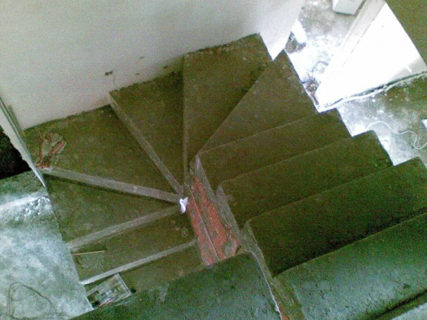 2 stopnie na dole"ucięte" aby komunikacja z hallu do kuchni była OK. Bez tej zmiany schody "włażą" w korytarz >:| (na górze zresztą też -to błąd Pani projektant!!!