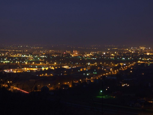 Widok na Tarnów nocą z góry Św. Marcina
