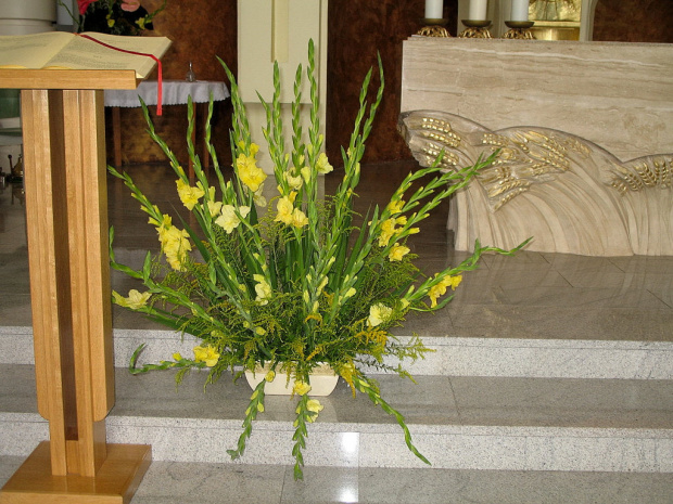 #kwiaty #bukiety #kościół #mieczyki #gladiole