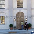 Ashley gets in her car in West-Hollywood and checks out a house-paparazzi styczeń 2008