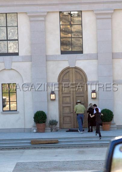 Ashley gets in her car in West-Hollywood and checks out a house-paparazzi styczeń 2008