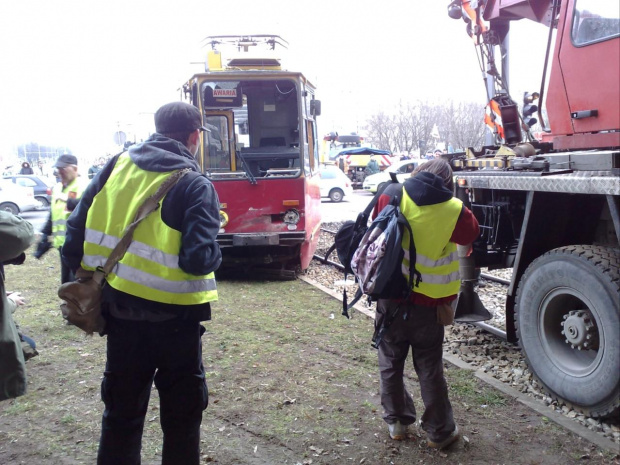 W Warszawie na skrzyżowaniu ul. Broniewskiego i Armii Krajowej o godz. 13.45 ciężarówka zderzyła się z tramwajem linii 28. Tramwaj wypadł z szyn, całe rondo i okoliczne ulice są zablokowane. Prawdopodobnie jedna osoba została ranna.