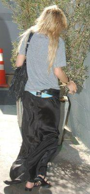 MK pick ups food at Joans on Third in West Hollywood-paparazzi lipiec 2007