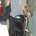 MK pick ups food at Joans on Third in West Hollywood-paparazzi lipiec 2007