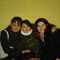 Na ławeczce przed WN.. Baska, Ja i Anuska