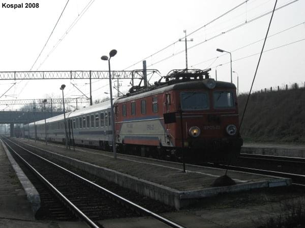 24.02.2008 EP05-23 z pociągiem EC z Warszawy do Berlina podczas zmiany loka z PL na DB.