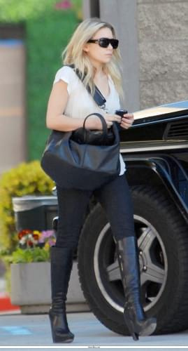 Ashley leaving a building in Culver City-paparazzi luty 2008