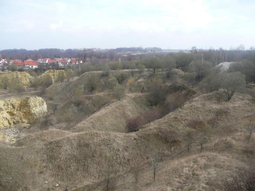Mikołów-Mokre pozostałości z miejsca w którym wydobywano wapień. Znajduje się to na terenie ogrodu botanicznego. #Wykopalisko #Mikołów #Mokre #Śląsk #Ogród #botaniczny #wapień #krajobraz