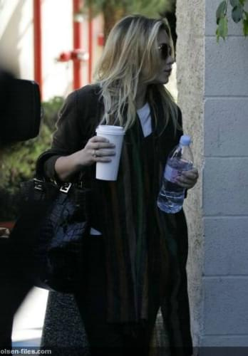 Ash picking up a friend in Beverly Hills-paparazzi marzec 2008
