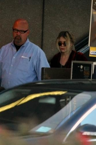 MK arriving at Los Angeles airport from New York-paparazzi marzec 2008