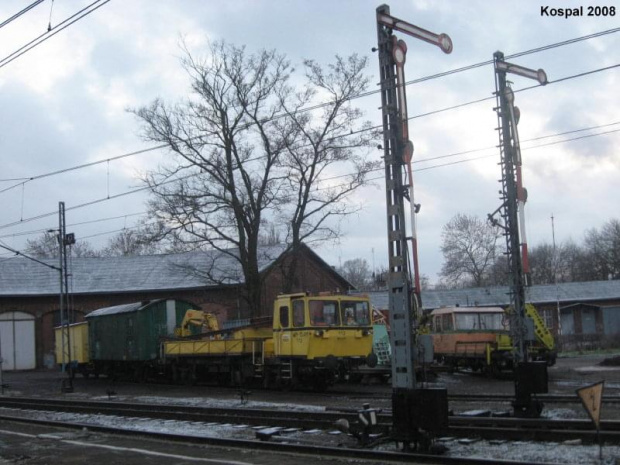 19.03.2008 WM-15AM - 112 oraz jeszcze jedna WM i kolejna schowana stoją na terenie byłej lokomotywowni.