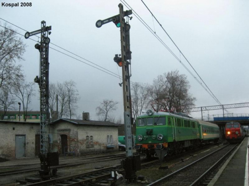 22.03.2008 EU07-130 oczekuje na Moskwę Ekspres do Saratova, w dali można zobaczyć EP09-036 z BWE do Warszawy.