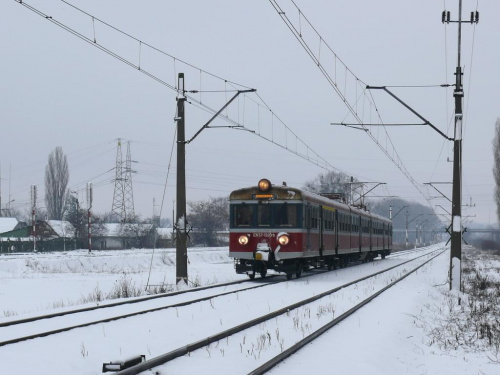 EN 57 - 1320 na mijance Uherka udaje się w kierunku stacji Chełm a następnie do Dorohuska.