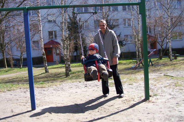 Kamil z dziadkiem Andrzejem na chuśtawce