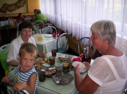 Obiad na wczasach w Sarbinowie w 2007 roku. Autor Zbigniew Gęsiński