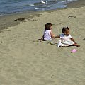 na plaży dwie małe dziewczynki:))jak laleczki czyż nie? #SanFrancisco