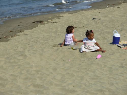 na plaży dwie małe dziewczynki:))jak laleczki czyż nie? #SanFrancisco