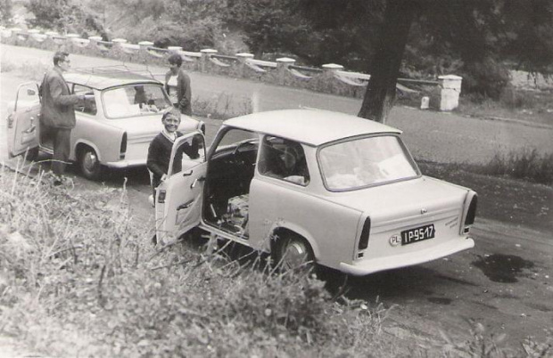 Mój tata przy '69 Trabie 601 mojego dziadka :) Karpaty rumuńskie 1970