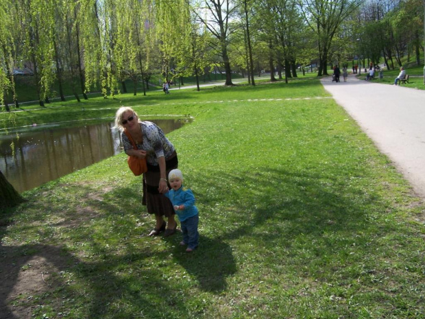 WIOSENNY SPACEREK Z BABCIĄ