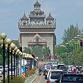 główna (chyba) ulica w stolicy Laosu prowadząca od Pałacu Prezydenta do Łuku Pa Tu Chai (i dalej do Wielkiej Stupy), Vientiane