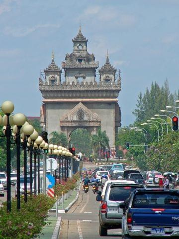 główna (chyba) ulica w stolicy Laosu prowadząca od Pałacu Prezydenta do Łuku Pa Tu Chai (i dalej do Wielkiej Stupy), Vientiane