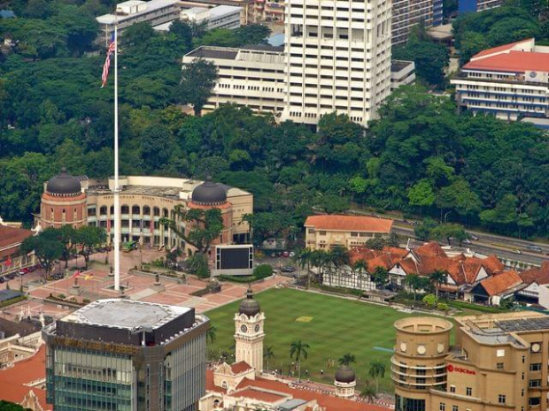 widok z wieży TV (Menara Kuala Lumpur) - Plac Merdeka