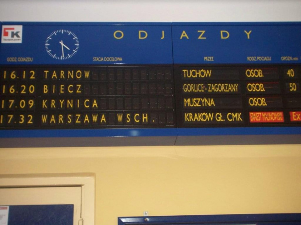 Tablica odjazdów w Stróżach.