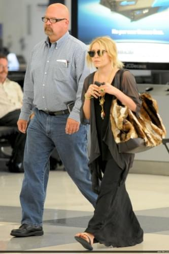 MK arriving at LAX-paparazzi maj 2008