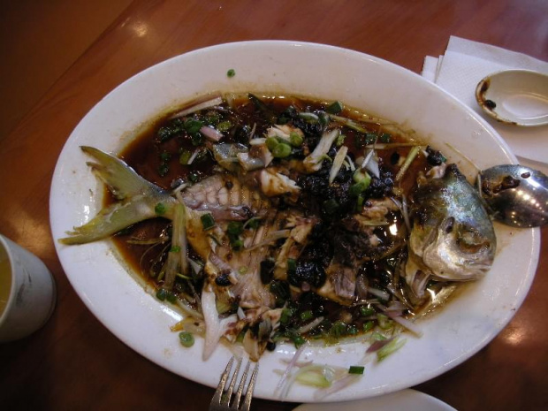 Hong Kong - pomfret (ryba z rodziny Bramowatych) na parze z sosem z czarnej fasoli, nieco juz nadjedzony #jedzenie #azja #Macao