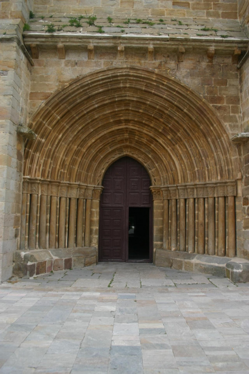 romański portal kościołą w Aguil Campoo