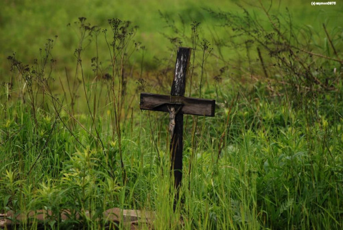 Krzyż upamiętniający ofiarę śmiertelną dawnego przejadu kolejowego w okolicach dzisiejszego wiaduktu i węzła autostrady A4 na pograniczu Zabrza i Rudy Śląskiej Bielszowice