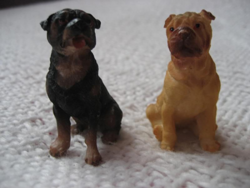 Psie figurki na bazarek, z którego zysk zostanie przeznaczony na leczenie Majki- kotki chorej na białaczkę.