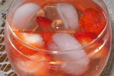 Aperitif do zestawu truskawkowego.Przepisy na : http://www.kulinaria.foody.pl/ , http://www.kuron.com.pl/ i http://kulinaria.uwrocie.info #napoje #aperitif #truskawki #wino #jedzenie #kulinaria #gotowanie #PrzepisyKulinarne