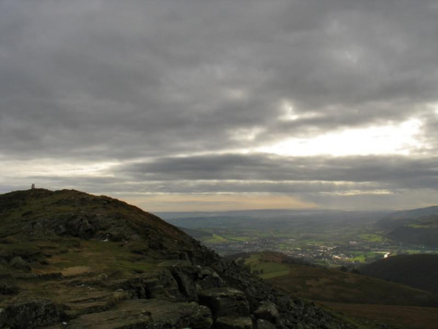 Widok z Sugar Loaf na Abergavenny i ujście rzeki Severn #góry